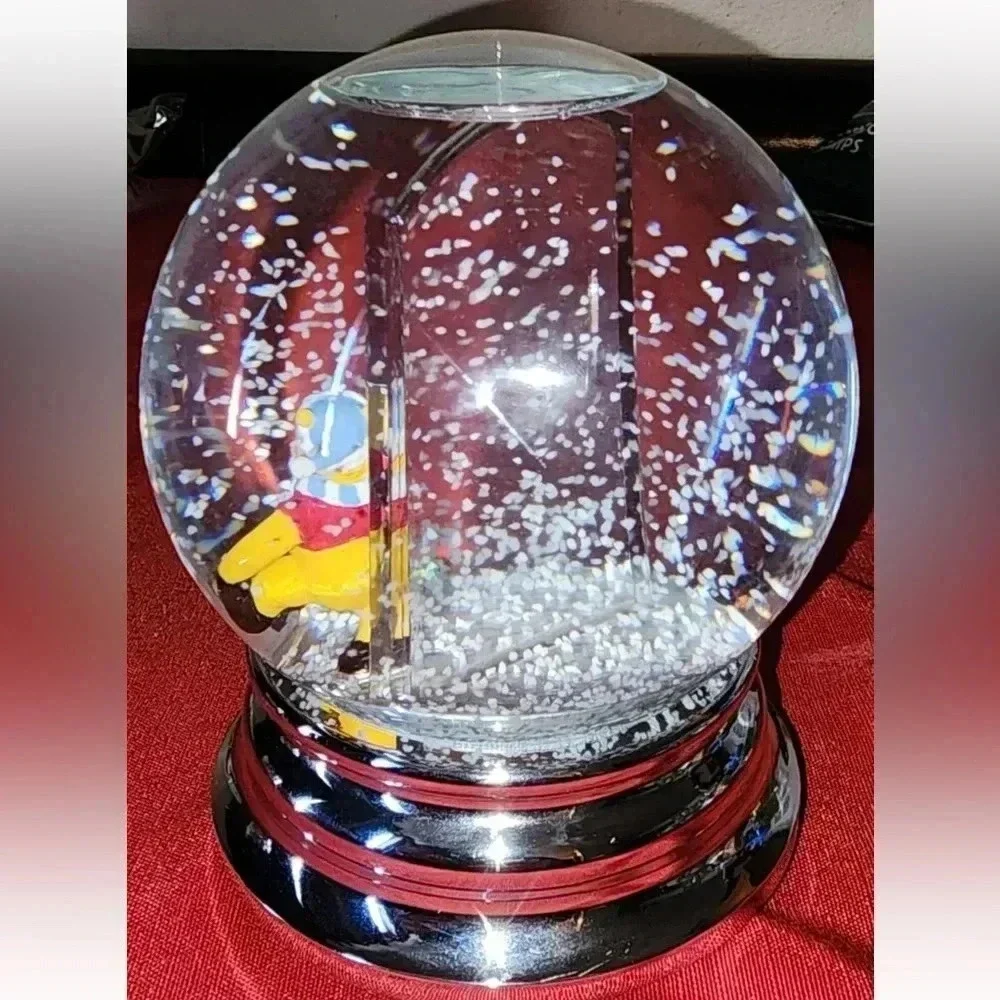 Disney Pooh Bear With Picture Frame ( RARE ) Edition Snowglobe